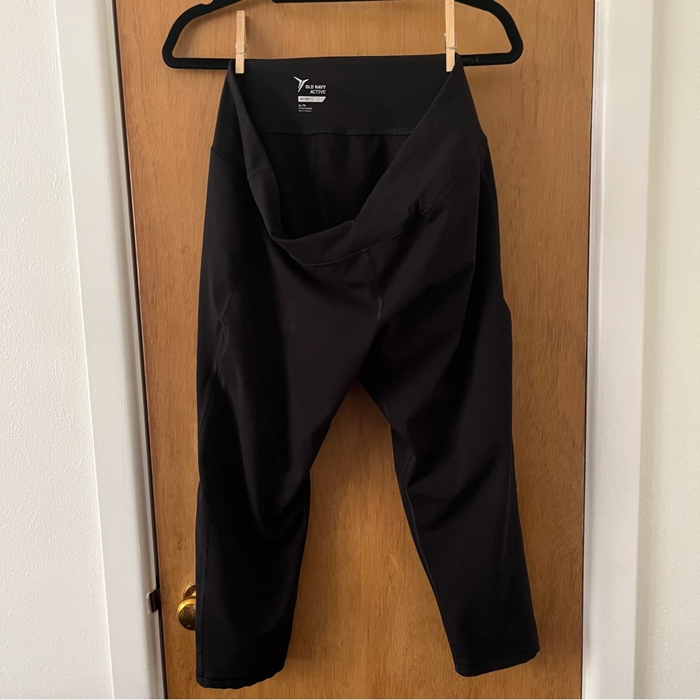 Old Navy go dry capri legging